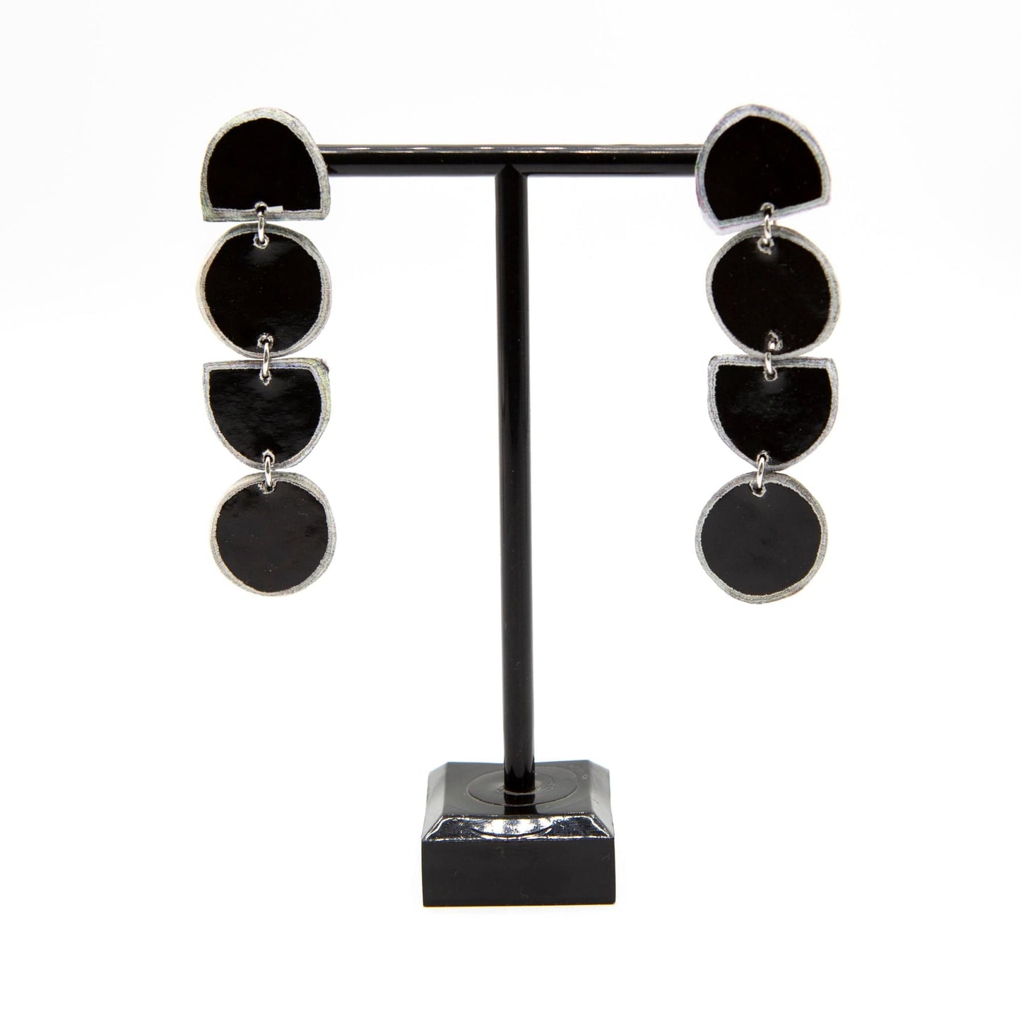 BEVERLY SMART EI Pendantes Black Boucles d’oreilles KHANYETI – Boucles audacieuses en papier recyclé