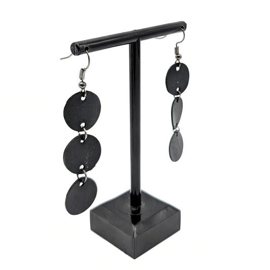 BEVERLY SMART EI Pendantes Noir Boucles d’Oreilles Disques en Caoutchouc Recyclé – Légères et Audacieuses