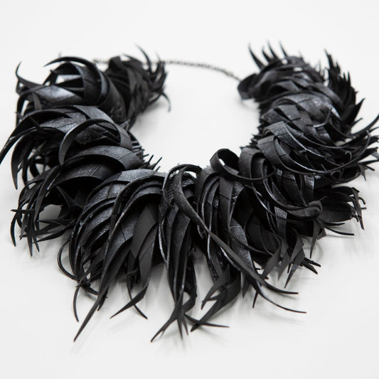 BEVERLY SMART EI Princesa Collier en Chambre à Air Recyclée Peinte en Argent – Bijou Audacieux Fait Main