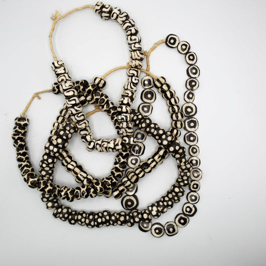 BEVERLY SMART EI Princesa Collier en perles d’os batik – fait main au Kenya