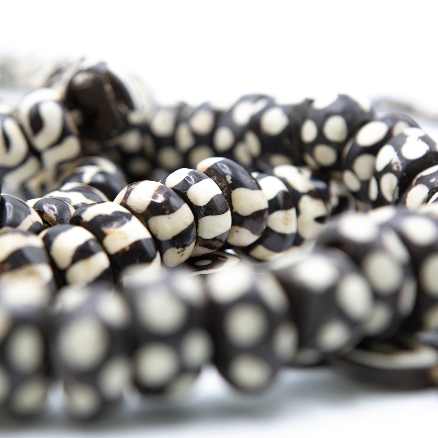 BEVERLY SMART EI Princesa Collier en perles d’os batik – fait main au Kenya