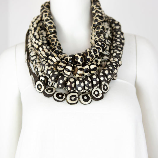 BEVERLY SMART EI Princesa Collier en perles d’os batik – fait main au Kenya