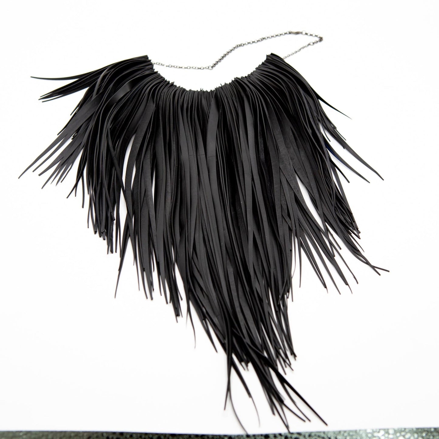 BEVERLY SMART EI Princesa Collier Long à Franges Noires – Bijou Exceptionel en Chambre à Air Recyclée