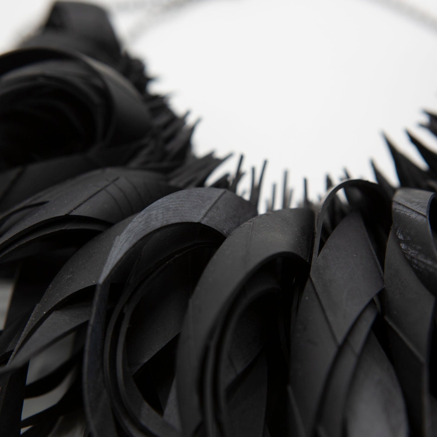 BEVERLY SMART EI Princesa Collier Noir Audacieux en Caoutchouc Recyclé