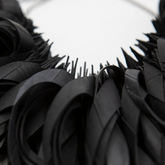 BEVERLY SMART EI Princesa Collier Noir Audacieux en Caoutchouc Recyclé