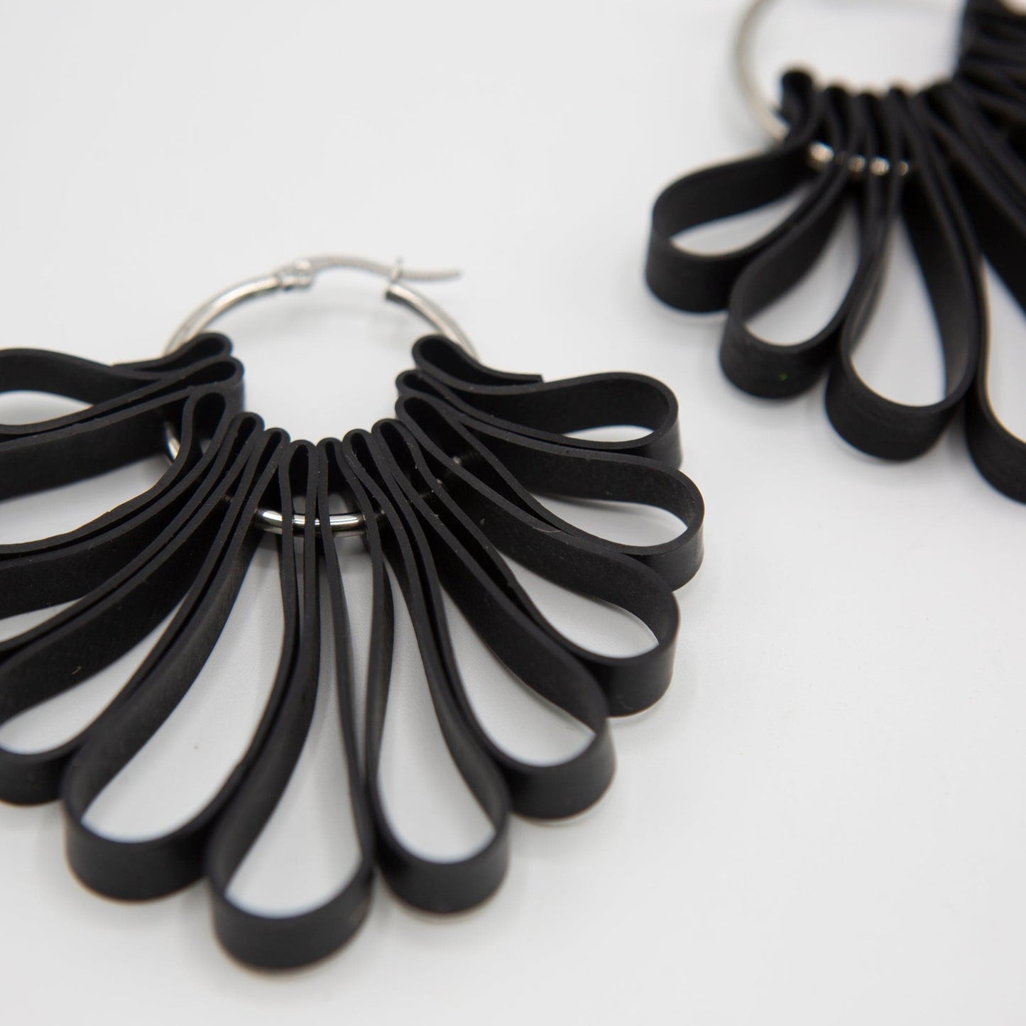 BEVERLY SMART Pendantes Boucles d'oreilles bouclettes en caoutchouc recyclé