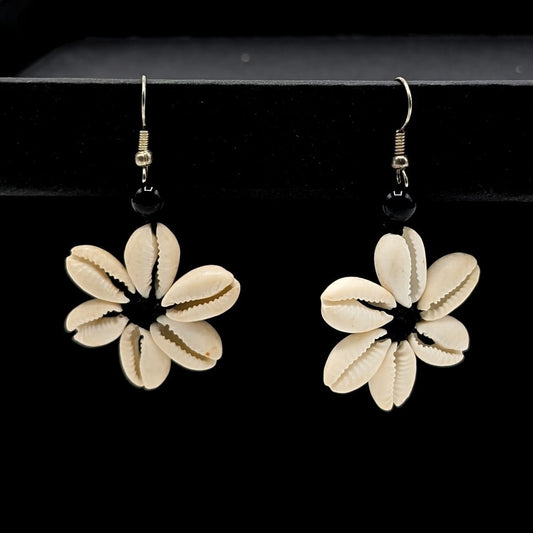 BEVERLY SMART Pendantes Boucles d’Oreilles Marguerite en Coquillages Cauris – Fait Main, Élégance Artisanale