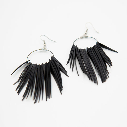 BEVERLY SMART Pendantes Courte 8cm Boucles d’oreilles Piques en caoutchouc recyclé