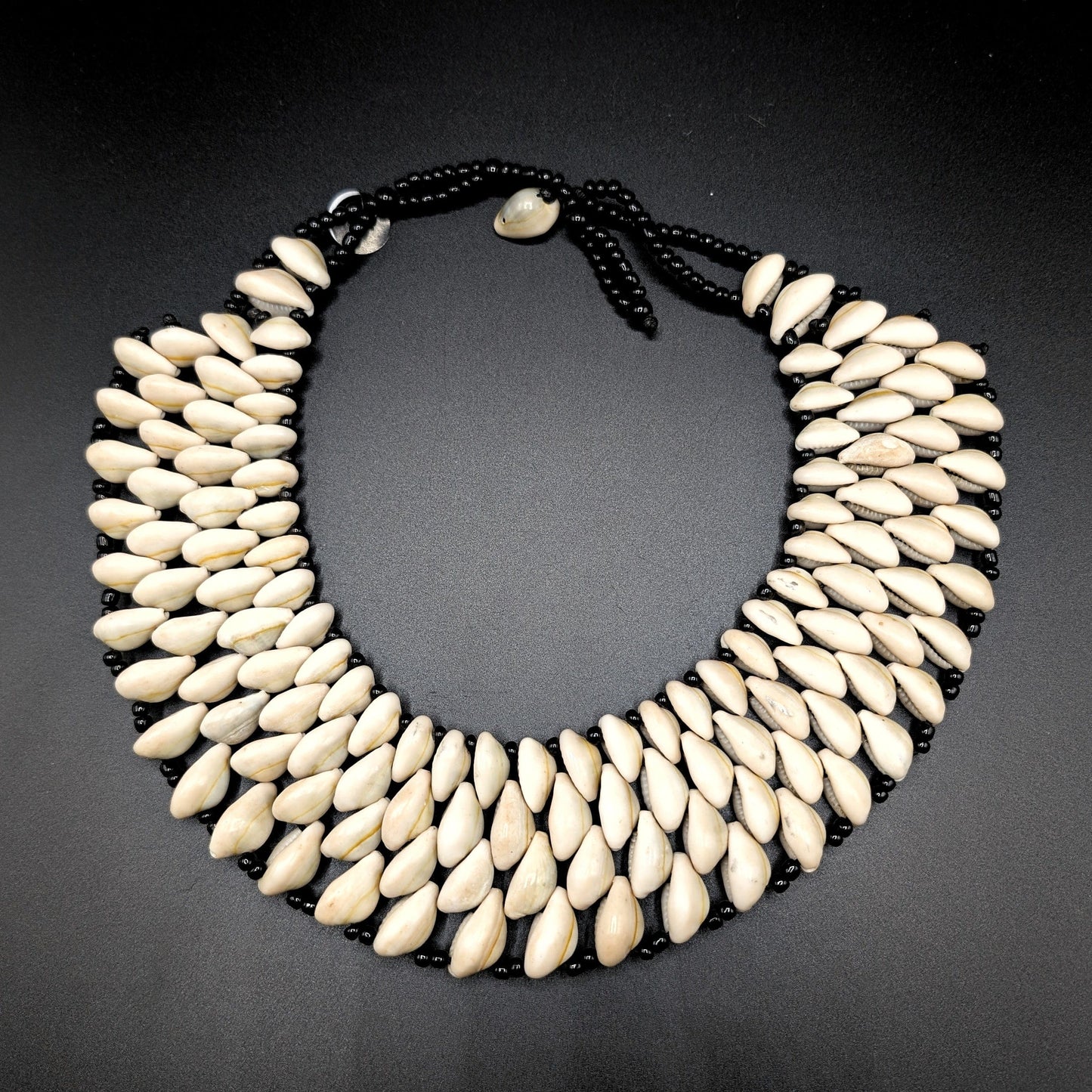 BEVERLY SMART Ras du cou 4 rangées Collier Ras-du-Cou en Coquillages Caouri – Bijou Éthique et Minimaliste Inspiré de l’Afrique