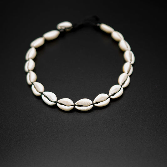 BEVERLY SMART Ras du cou Collier Fin en Coquillages Caouri – Bijou Artisanal Inspiré de l’Afrique