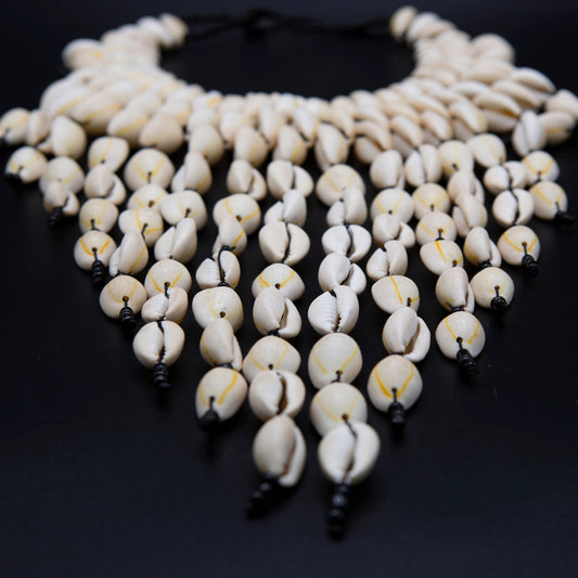 BEVERLY SMART Ras du cou Collier Plastron en Coquillages Caouri – Bijou Ethnique Artisanal Inspiré de l’Afrique