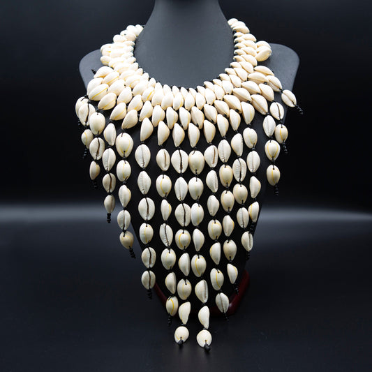 BEVERLY SMART Ras du cou Collier Plastron en Coquillages Caouri – Bijou Ethnique Artisanal Inspiré de l’Afrique