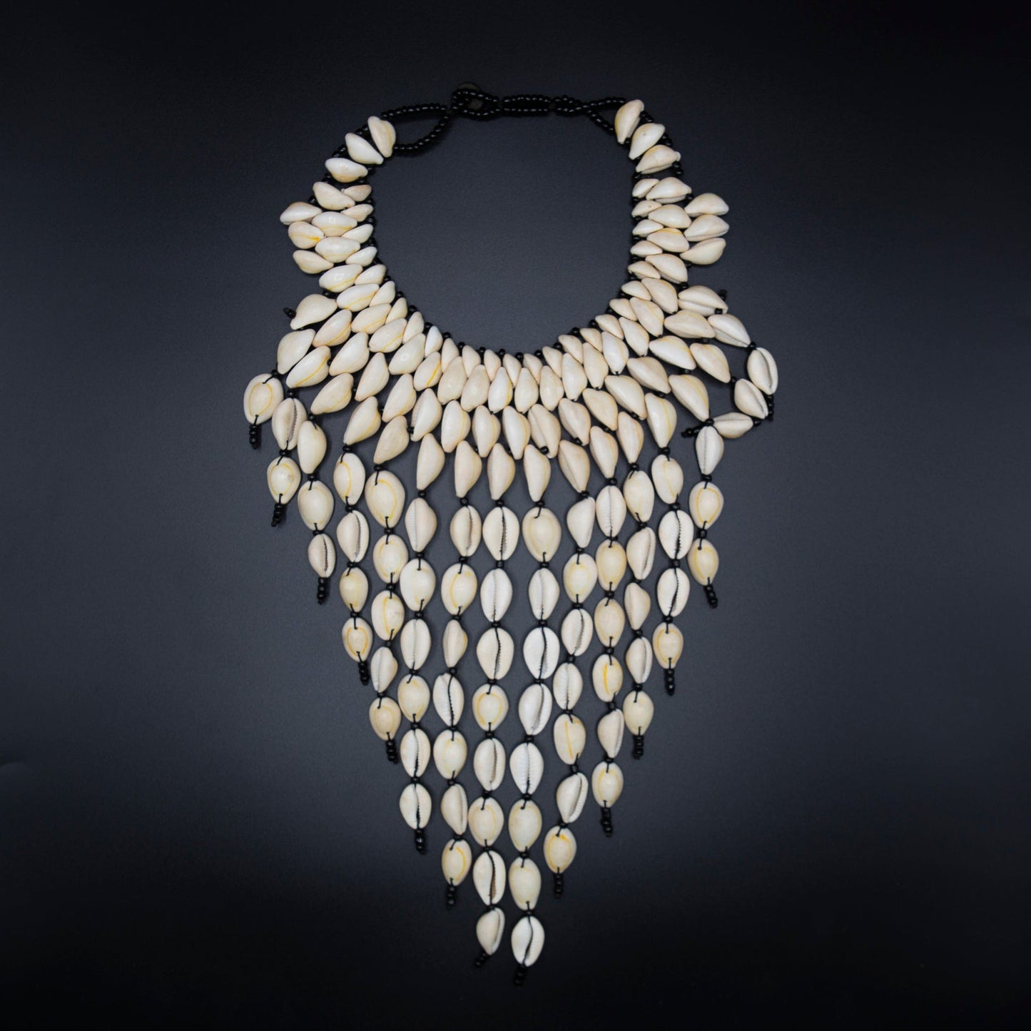 BEVERLY SMART Ras du cou Collier Plastron en Coquillages Caouri – Bijou Ethnique Artisanal Inspiré de l’Afrique