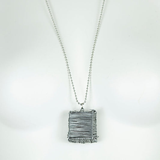 BEVERLY SMART Collier pendentif de carré en fil de fer
