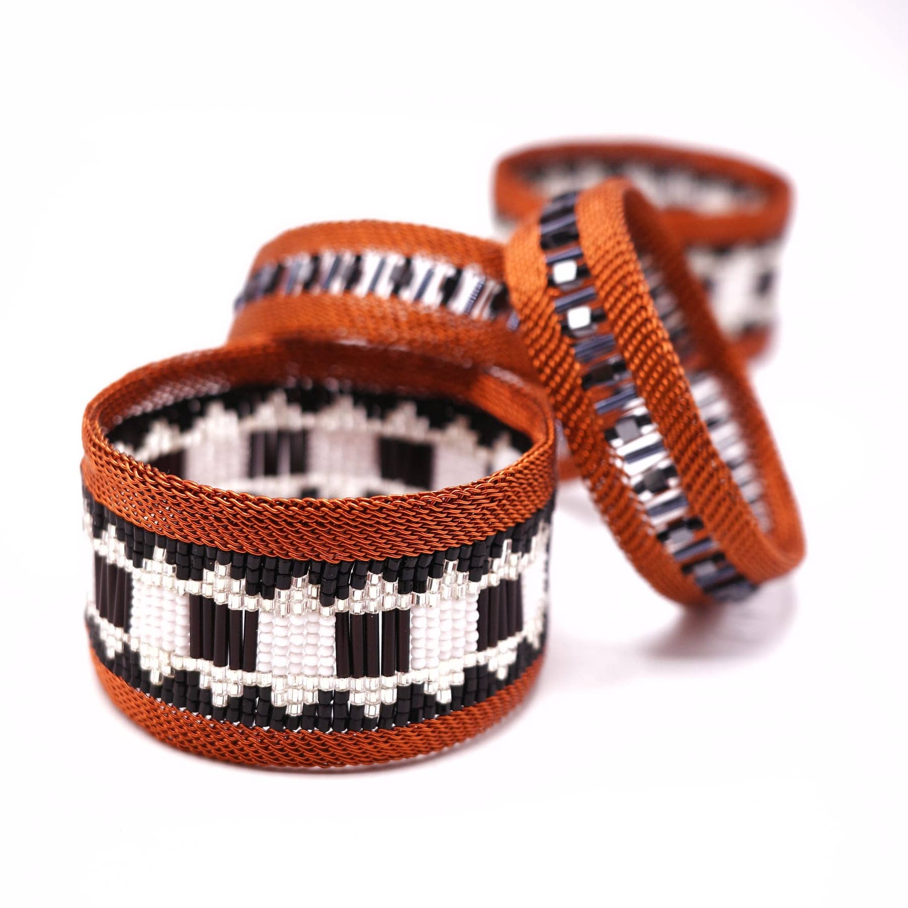 BEVERLY SMART Bangle Bracelet en fil de cuivre tressé et perles ornées