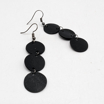 BEVERLY SMART EI Pendantes Noir Boucles d’Oreilles Disques en Caoutchouc Recyclé – Légères et Audacieuses