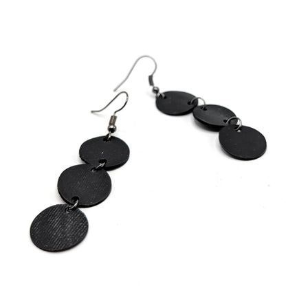 BEVERLY SMART EI Pendantes Noir Boucles d’Oreilles Disques en Caoutchouc Recyclé – Légères et Audacieuses