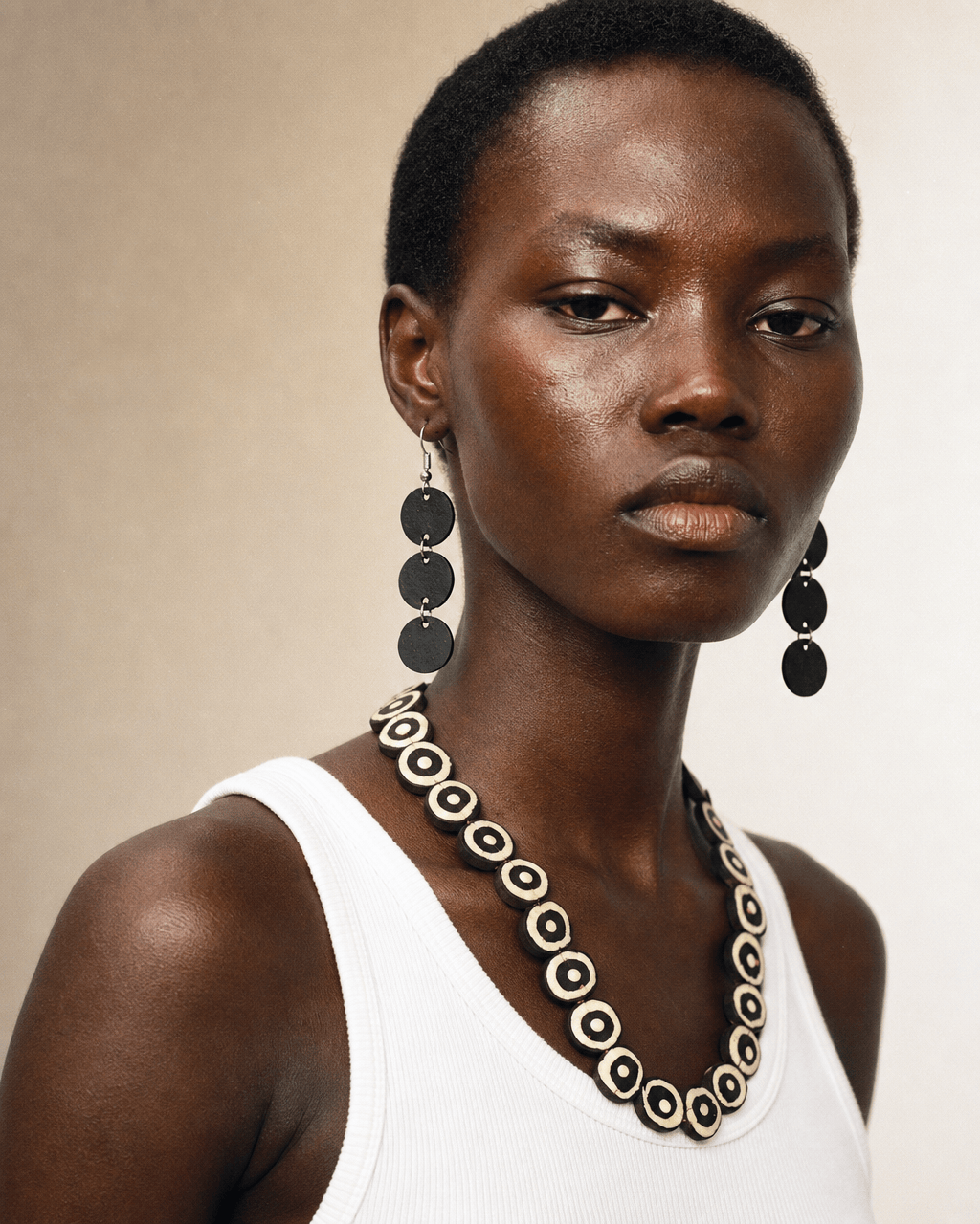BEVERLY SMART EI Pendantes Noir Boucles d’Oreilles Disques en Caoutchouc Recyclé – Légères et Audacieuses