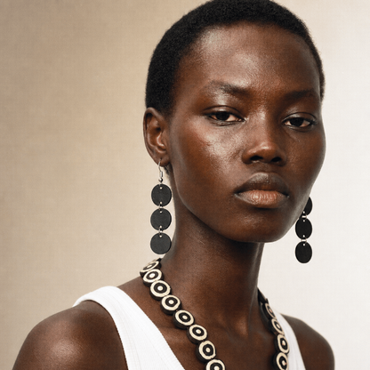BEVERLY SMART EI Pendantes Noir Boucles d’Oreilles Disques en Caoutchouc Recyclé – Légères et Audacieuses