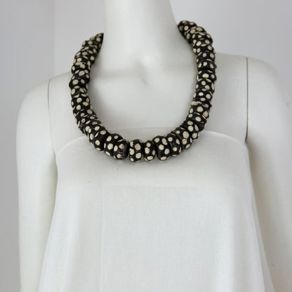 BEVERLY SMART EI Princesa Collier en perles d’os batik – fait main au Kenya