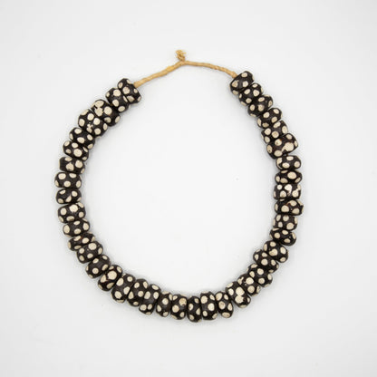 BEVERLY SMART EI Princesa Collier en perles d’os batik – fait main au Kenya