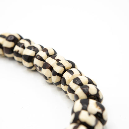 BEVERLY SMART EI Princesa Collier en perles d’os batik – fait main au Kenya