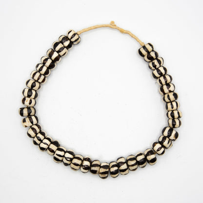 BEVERLY SMART EI Princesa Collier en perles d’os batik – fait main au Kenya