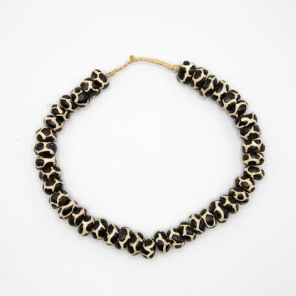 BEVERLY SMART EI Princesa Collier en perles d’os batik – fait main au Kenya