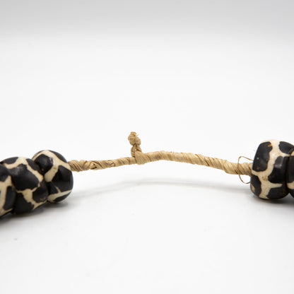 BEVERLY SMART EI Princesa Collier en perles d’os batik – fait main au Kenya