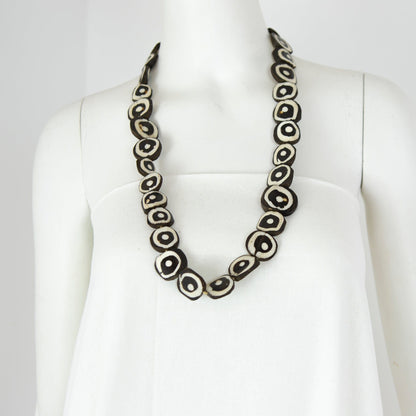 BEVERLY SMART EI Princesa Collier en perles d’os batik – fait main au Kenya