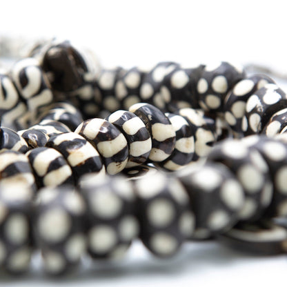 BEVERLY SMART EI Princesa Collier en perles d’os batik – fait main au Kenya