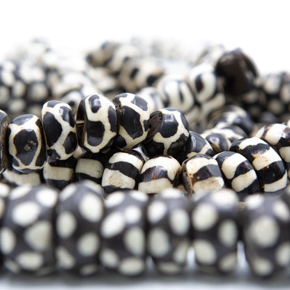 BEVERLY SMART EI Princesa Collier en perles d’os batik – fait main au Kenya