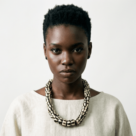 BEVERLY SMART EI Princesa Collier en perles d’os batik – fait main au Kenya