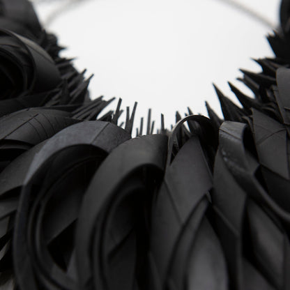 BEVERLY SMART EI Princesa Collier Noir Audacieux en Caoutchouc Recyclé