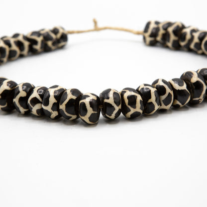 BEVERLY SMART EI Princesa Guépard Collier en perles d’os batik – fait main au Kenya