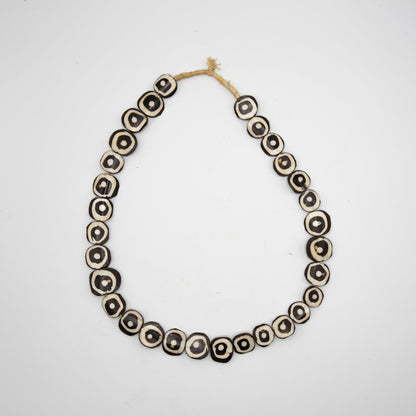 BEVERLY SMART EI Princesa Oeil Collier en perles d’os batik – fait main au Kenya