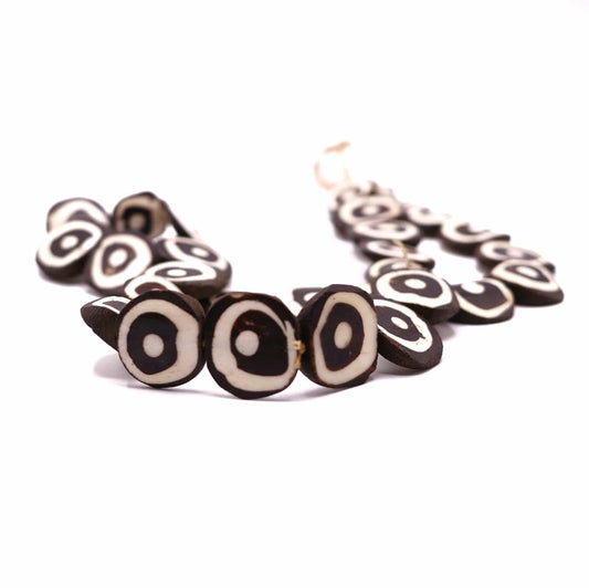 BEVERLY SMART EI Princesa Oeil Collier en perles plates d’os artisanal
