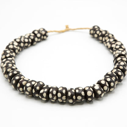 BEVERLY SMART EI Princesa Pois Collier en perles d’os batik – fait main au Kenya