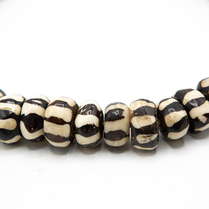 BEVERLY SMART EI Princesa Rayures Collier en perles d’os batik – fait main au Kenya