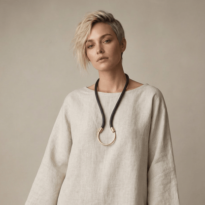 BEVERLY SMART Matinée Noir Collier Curve en Caoutchouc et Laiton