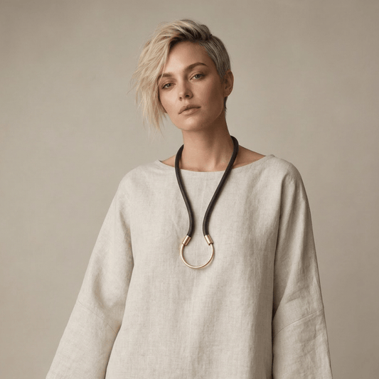 BEVERLY SMART Matinée Noir Collier Curve en Caoutchouc et Laiton