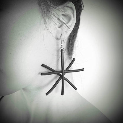 BEVERLY SMART Pendantes Boucles d’Oreilles Étoile en Silicone Noir – Sculpturales, Légères & Fait Main