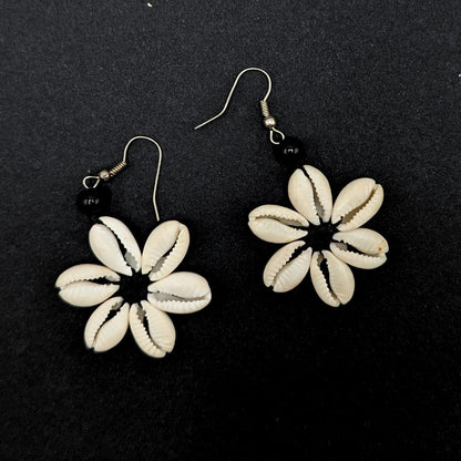 BEVERLY SMART Pendantes Boucles d’Oreilles Marguerite en Coquillages Cauris – Fait Main, Élégance Artisanale