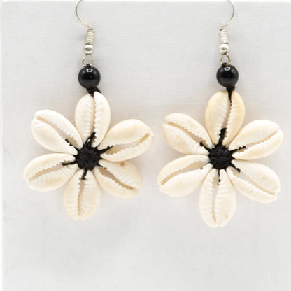 BEVERLY SMART Pendantes Boucles d’Oreilles Marguerite en Coquillages Cauris – Fait Main, Élégance Artisanale