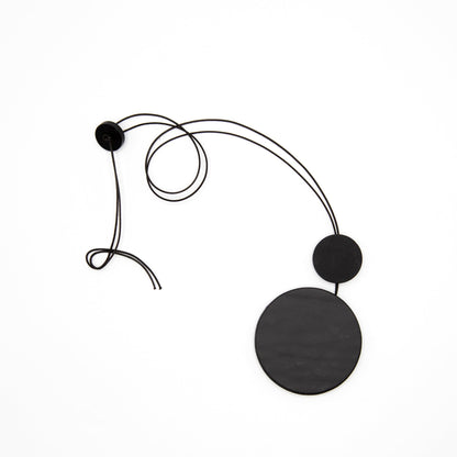 BEVERLY SMART pendentifs Collier Bauhaus 02 – Bijou Fait Main en Cuir Recyclé Noir Mat et Vernis