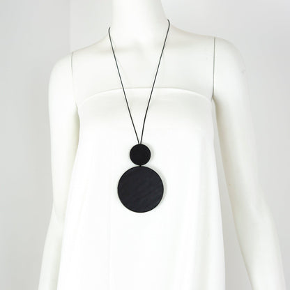 BEVERLY SMART pendentifs Collier Bauhaus 02 – Bijou Fait Main en Cuir Recyclé Noir Mat et Vernis