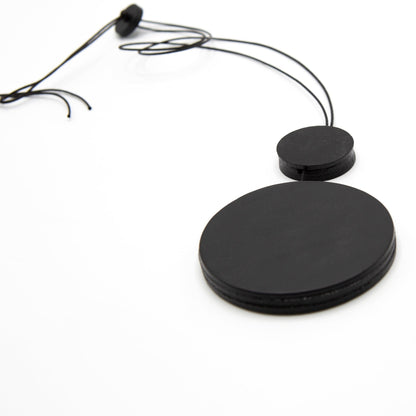 BEVERLY SMART pendentifs Collier Bauhaus 02 – Bijou Fait Main en Cuir Recyclé Noir Mat et Vernis