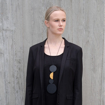 BEVERLY SMART pendentifs Collier Bauhaus 03 – Collier Pendentif Noir et Doré en Cuir