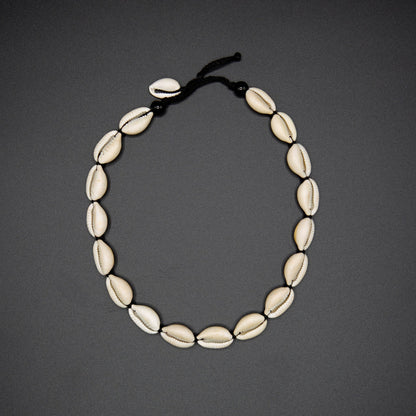 BEVERLY SMART Ras du cou Collier Fin en Coquillages Caouri – Bijou Artisanal Inspiré de l’Afrique
