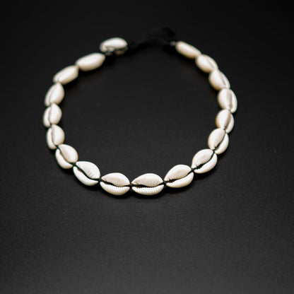 BEVERLY SMART Ras du cou Collier Fin en Coquillages Caouri – Bijou Artisanal Inspiré de l’Afrique